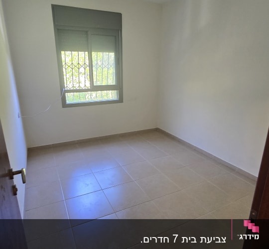 חדר ריק עם חלון ורצפת אריחים